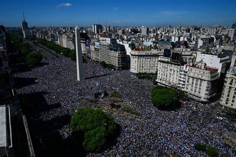 阿根廷400万人齐庆祝 为安全起见夺冠巡游提早结束 手机新浪网