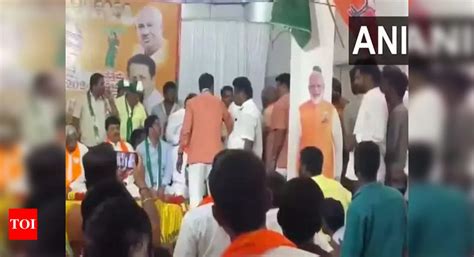 Clash Erupts Between Jds Bjp Workers In Karnatakas Tumakuru During