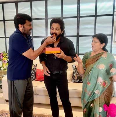 Photo Moment Chiranjeevi Surekha Congratulate Allu Arjun On The