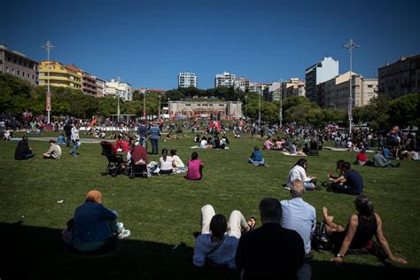 1 º Maio Milhares De Pessoas Rumam Do Martim Moniz à Alameda Em Lisboa