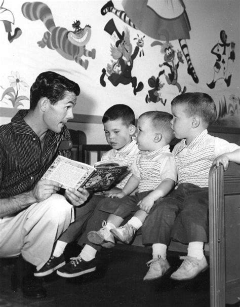 Johnny Carson reading to his children - 1955 : r/ImagesOfThe1950s