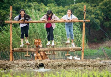 江苏淮安：“插秧节”上秀身手 体验农耕文化之美 人民图片网