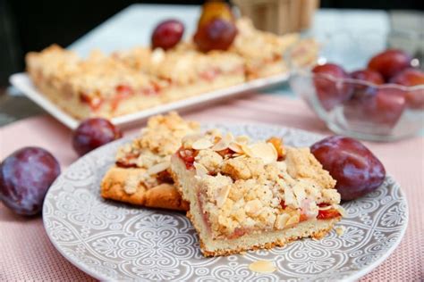 Saftiger Streuselkuchen Mit Zwetschgen Vom Blech Aus Quark L Teig