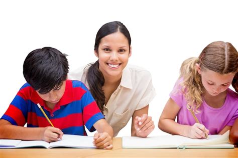 Bonita Profesora Ayudando A Los Alumnos En La Biblioteca Contra Fondo