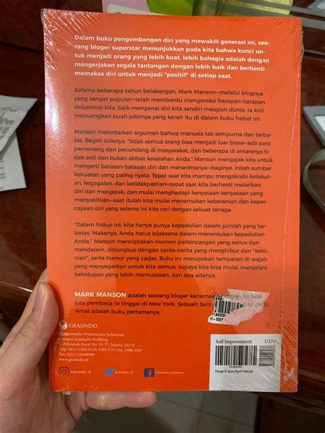 Sebuah Seni Untuk Bersikap Bodo Amat Mark Manson Buku Alat Tulis