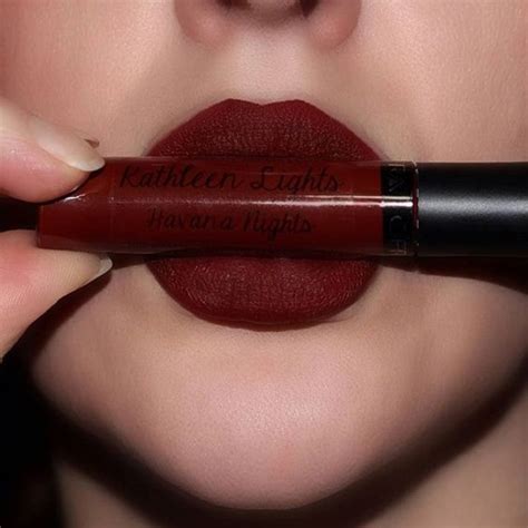 Tưởng già và khó đánh nhưng đây lại là màu son hot hit được các cô nàng sành điệu cuồng nhất