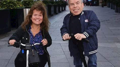 Warwick Davis Harry Potter Star Trauert Um Seine Geliebte Frau