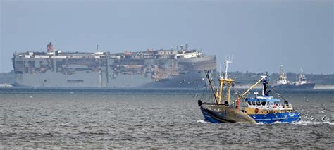 Nordsee Beschädigter Autofrachter auf dem Weg zum Hafen tagesschau de