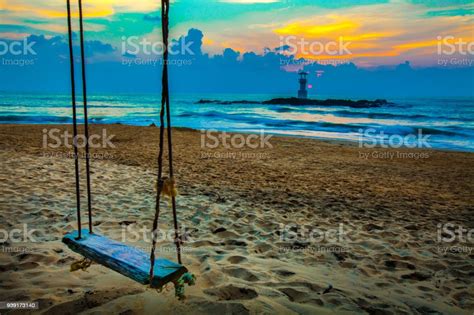 해변 일몰 해변에 스윙 바다와 바위에 등 대 위에 아름 다운 일몰 0명에 대한 스톡 사진 및 기타 이미지 0명 건물 외관