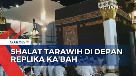 Melihat Antusias Warga Shalat Tarawih Di Depan Replika Ka Bah Di Kota