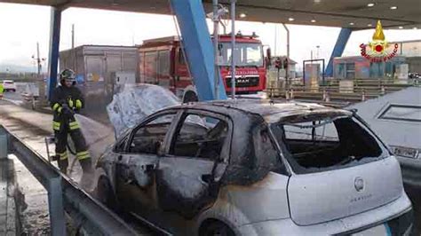 Paura Al Casello Di San Benedetto Auto Prende Fuoco Tra Le Colonnine