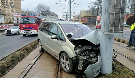 Dramatyczne chwile na Broniewskiego Auto uderzyło w słup trakcji