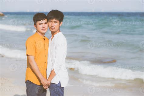 Retrato Homosexual Joven Pareja Asiática De Pie Juntos En La Playa En Verano Asia Gay Tomados