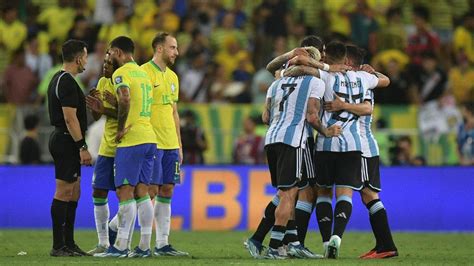 Brasil perde para a Argentina no Maracanã em jogo marcado por