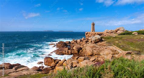 Le Phare De Mean Ruz Ploumanac H Sur La Cote De Granit Rose En