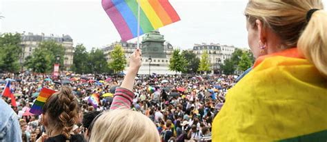 Marche Des Fiertés Lgbt Paris A Retrouvé Ses Couleurs Arc En Ciel