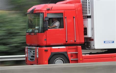 Oise Un Camion Transportant Des Matières Dangereuses Se Couche Après