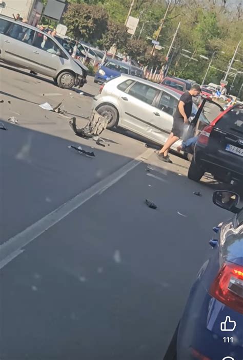 Accident cu trei mașini în intersecția de la Piață Centrală din Târgu