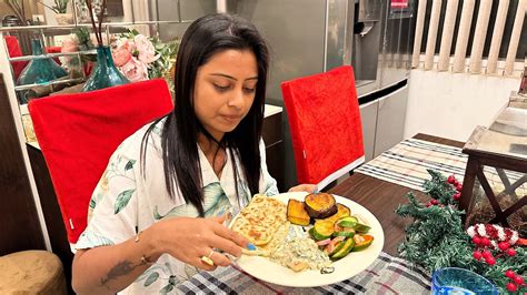 Aaj Raate Banalam Garom Garom Begun Bhaja Sathe Layered Parota - YouTube