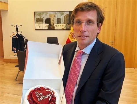 Almeida Comparte La Tarta De San Solterín Que Le Ha Regalado Su Equipo