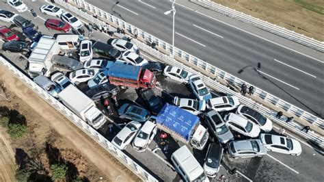 China Intensa Niebla Provoca Colisi N En Cadena De M S De Autos En