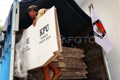 KPU Jombang Mulai Distribusi Bilik Suara Pemilu 2024 ANTARA Foto