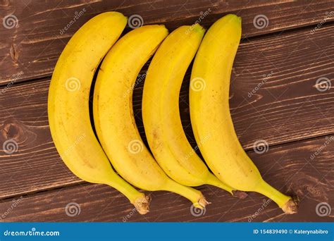 Banana Amarela Madura Na Madeira Marrom Foto De Stock Imagem De