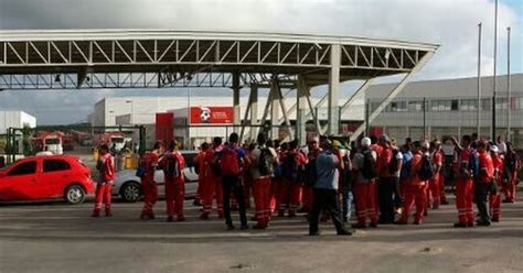 G1 Funcionários da Coca Cola protestam em frente à sede da empresa em