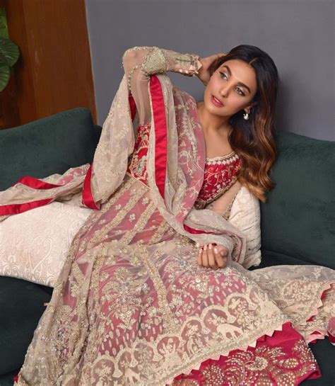 Amna Ilyas Sets Hearts Racing In Hot Black Saree Lens