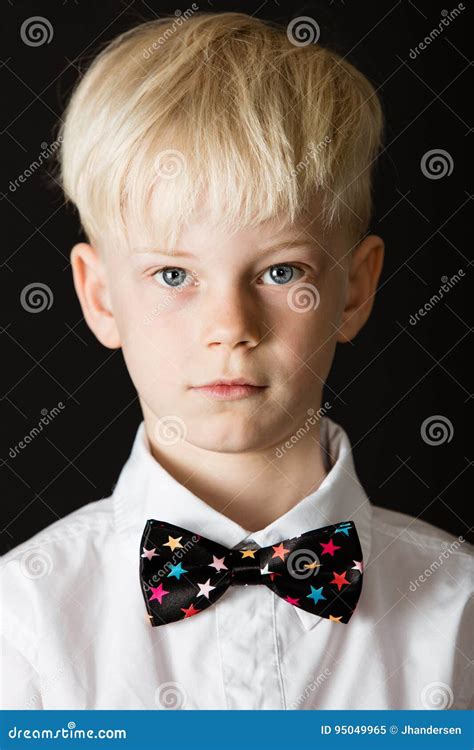 Knap Weinig Blonde Jongen In Een Slimme Vlinderdas Stock Afbeelding Image Of Zwart