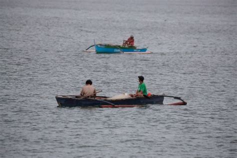 Filipino Fishermen On Boats Maneuver On Editorial Stock Photo Stock