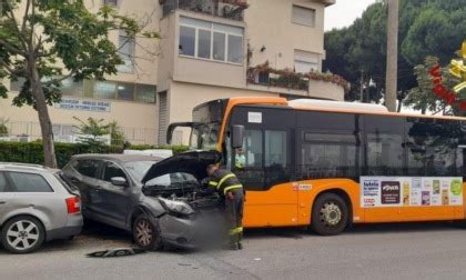 Livorno Autobus Si Schianta Contro Le Auto In Sosta Autista In