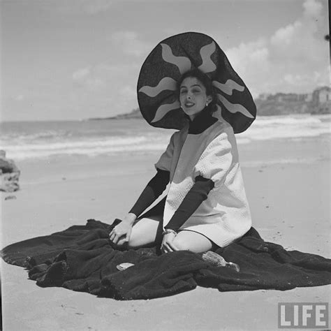 30 Black and White Photos That Show Beautiful Beach Fashions of the ...