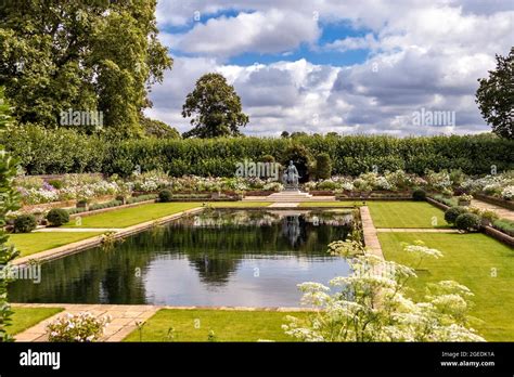LONDON DIANA PRINCESS OF WALES STATUE IN THE SUNKEN GARDEN AT