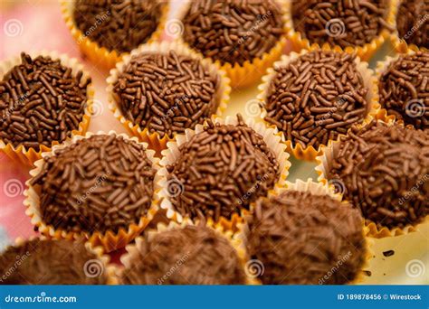 Tiro Em Detalhe Dos Tradicionais Doces De Chocolate Do Brigadeiro