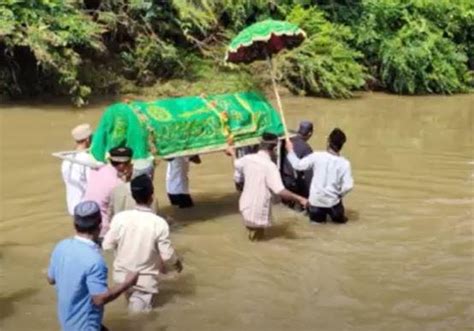 Tak Ada Jembatan Warga Pesisir Barat Seberangkan Keranda Jenazah Lewat