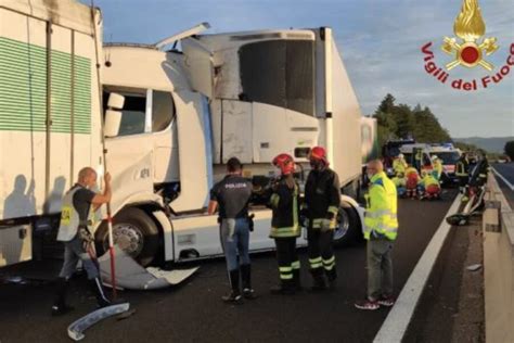 Scontro Fra Tir SullA1 Camionista Incastrato Tra Le Lamiere Grave