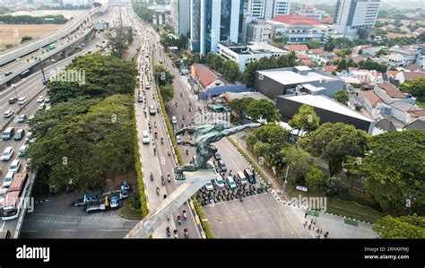 Vista A Rea Del Monumento A La Estatua De Dirgantara O Mejor Conocido