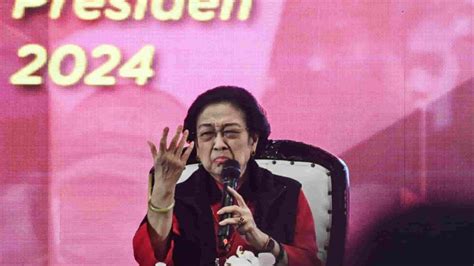 Megawati Soekarnoputri Pukul Kentungan Di GBK Sebagai Simbol