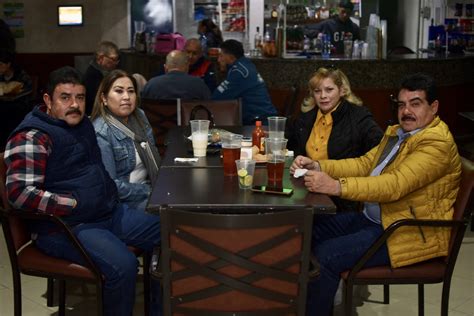 Familias y amigos se reúnen para la comida en La Laguna El Siglo de