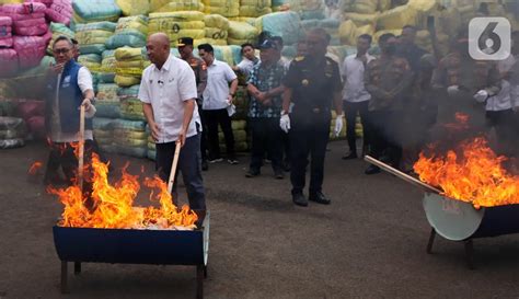 Pemerintah Musnahkan Pakaian Bekas Impor Ilegal Senilai Rp 80 Miliar