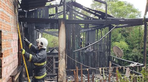 Sinistro Casa Totalmente Consumida Pelo Fogo Em Ca Ador Portal