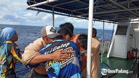 Kapal Yang Angkut Pemancing Terbalik Di Laut Padang Ini Kesaksian