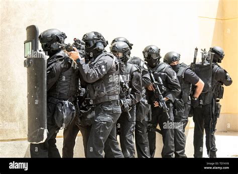 Ejercitar Un Equipo Swat Un Fotografías E Imágenes De Alta Resolución