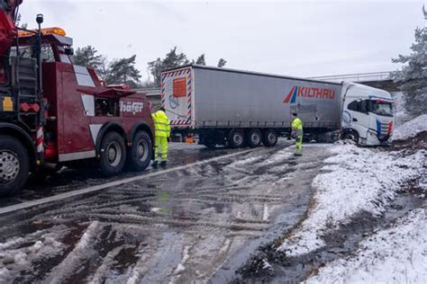 Unfall Auf A In Darmstadt Lkw Blockiert Fahrbahn