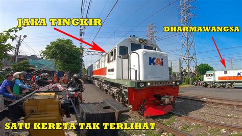 Rame Banget Tiga Kereta Api Jarak Jauh Datang Dan Berangkat Hampir