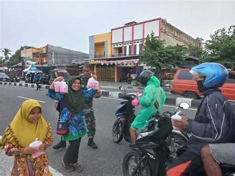 Koramil Timika Bagikan Takjil Gratis Untuk Pengguna Jalan Koran