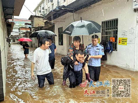 “老人家，我们背你出去”（图） 新法治报