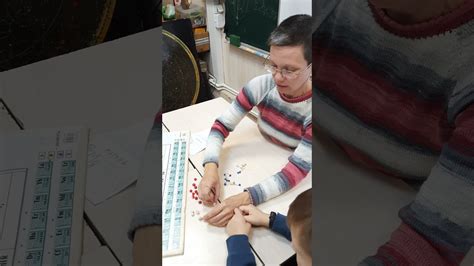 Модель атома из пластилина (фрагмент с занятия "Природа и техника ...