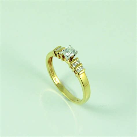 Anillo Solitario De Oro Amarillo Con Brillantes Central Ct